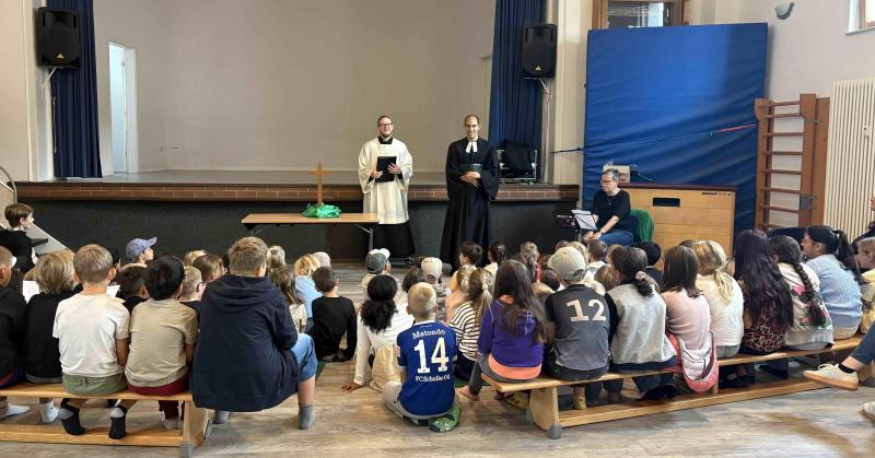 Schuljahresanfangsgottesdienst hinten